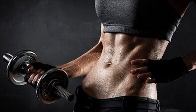 Übungen zum Abnehmen an den Seiten und am Bauch.